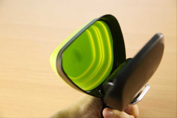 Easy Clean-Up: Foldable Pooper Scooper for Happy Dog Walks!