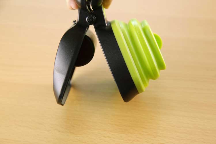 Easy Clean-Up: Foldable Pooper Scooper for Happy Dog Walks!